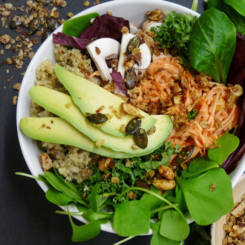 Salad bowl bio et son granola aux épices