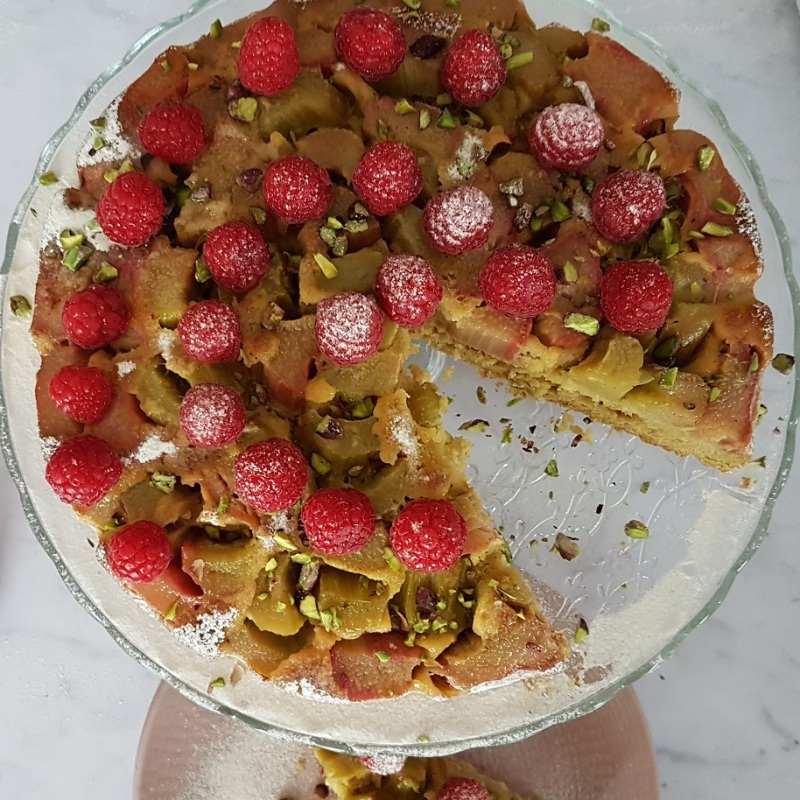 Gâteau moelleux à la rhubarbe, aux framboises et aux pistaches (sans gluten, sans lait)