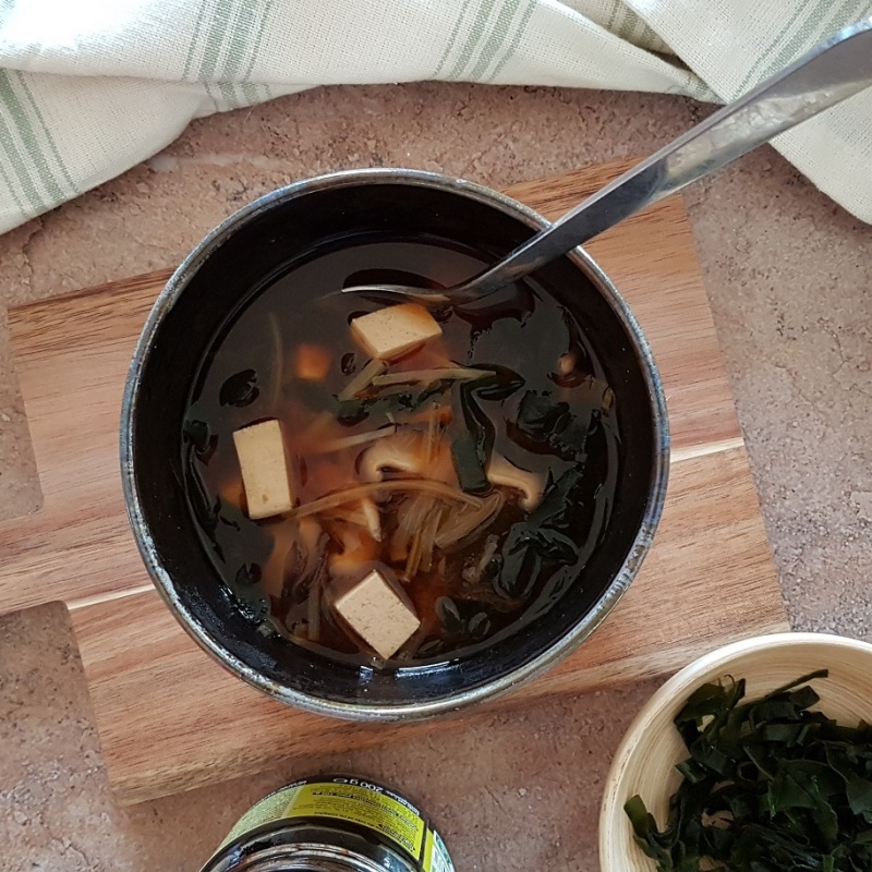 Soupe de miso aux poireaux, champignons shiitakés, algue wakamé et tofu