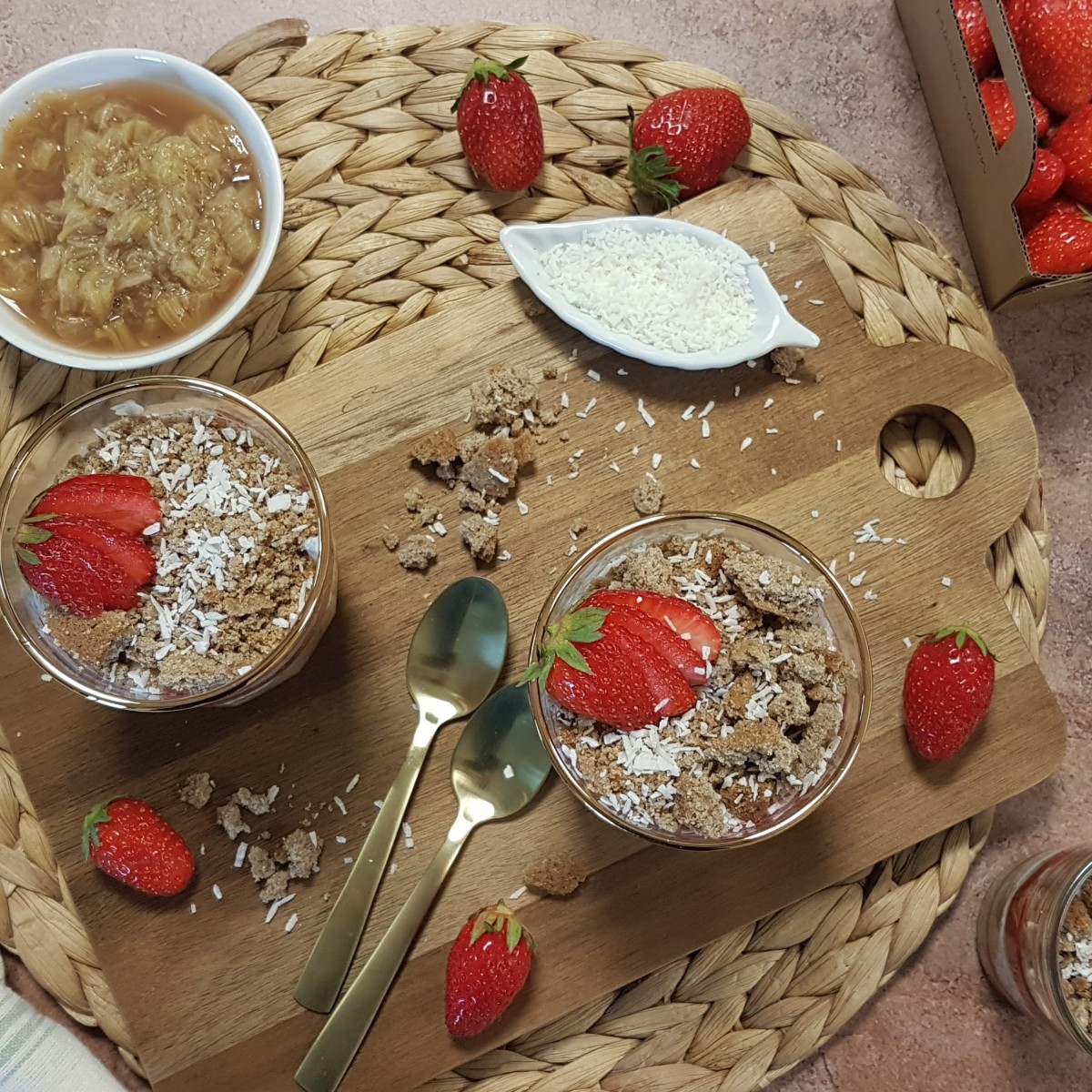 Compote de rhubarbe et purée de fraises, yaourt végétal aux graines de chia et sablés au sarrasin